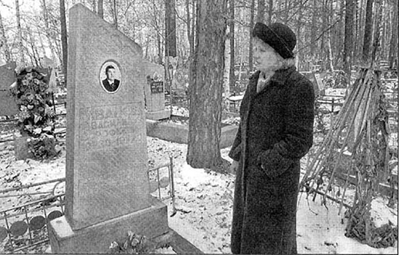 Alevtina Nekrasova visita la tumba de su padre Vasily Ivanov, una de las primeras víctimas del incidente.